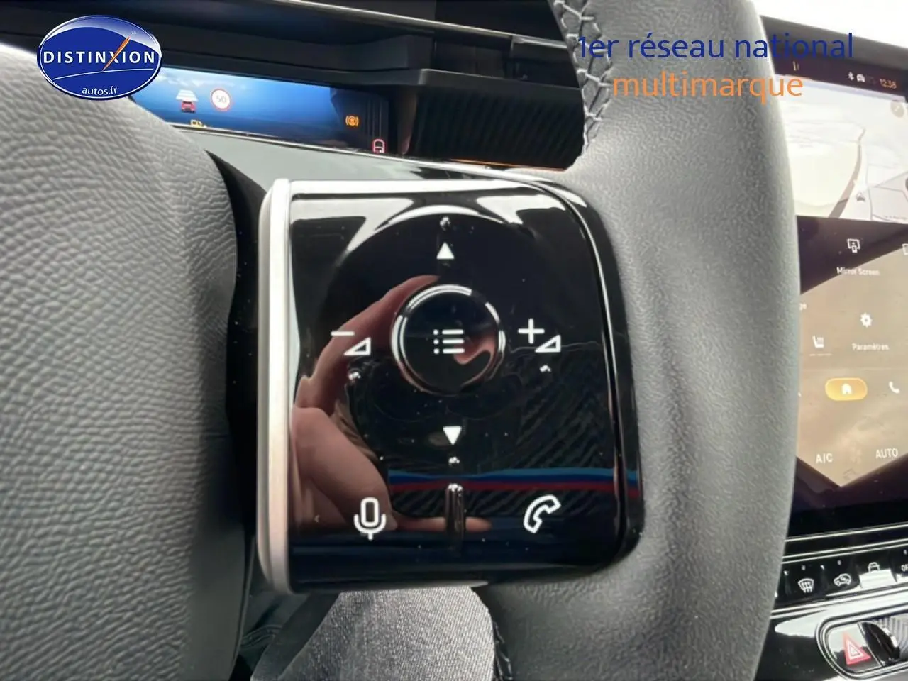 Gros plan sur les commandes tactiles noires à gauche du volant du Citroën C5 Aircross bleu 2026, écran tactile visible.
