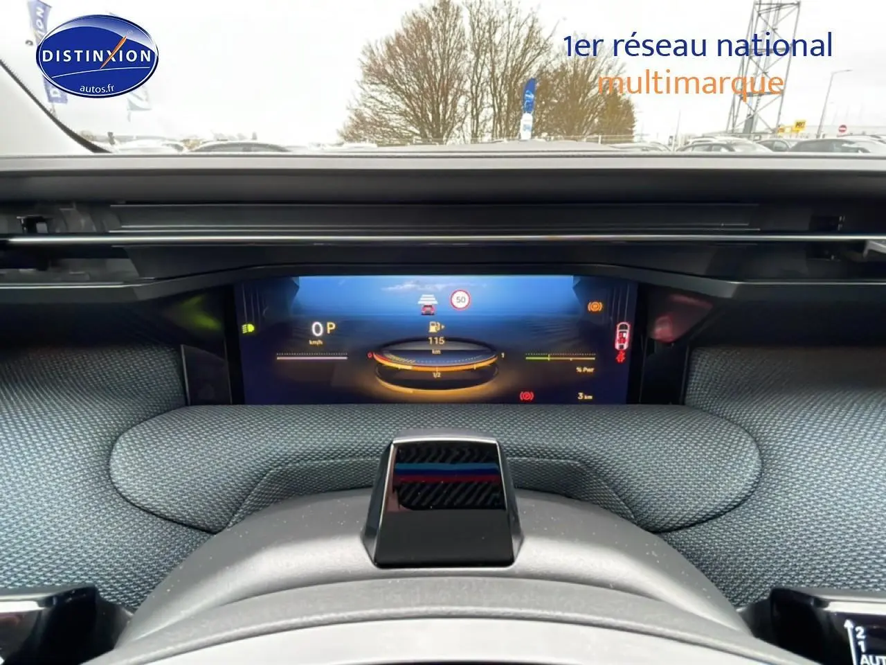 Vue du tableau de bord numérique du Citroën C5 Aircross bleu 2026, affichage tête haute et volant partiel visible.