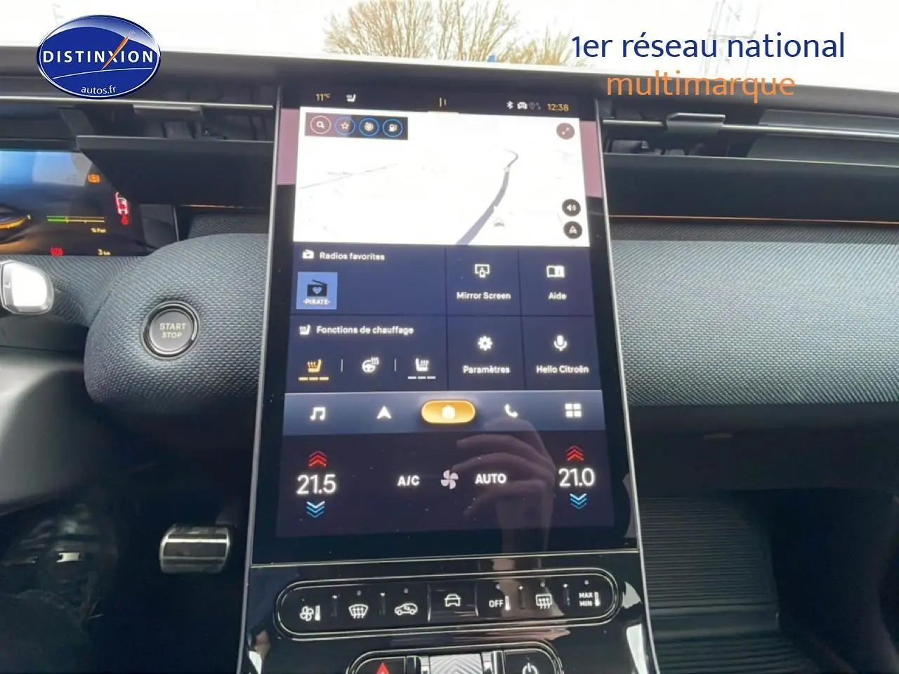 Vue intérieure centrée sur l'écran tactile vertical du tableau de bord du Citroën C5 Aircross bleu 2026.