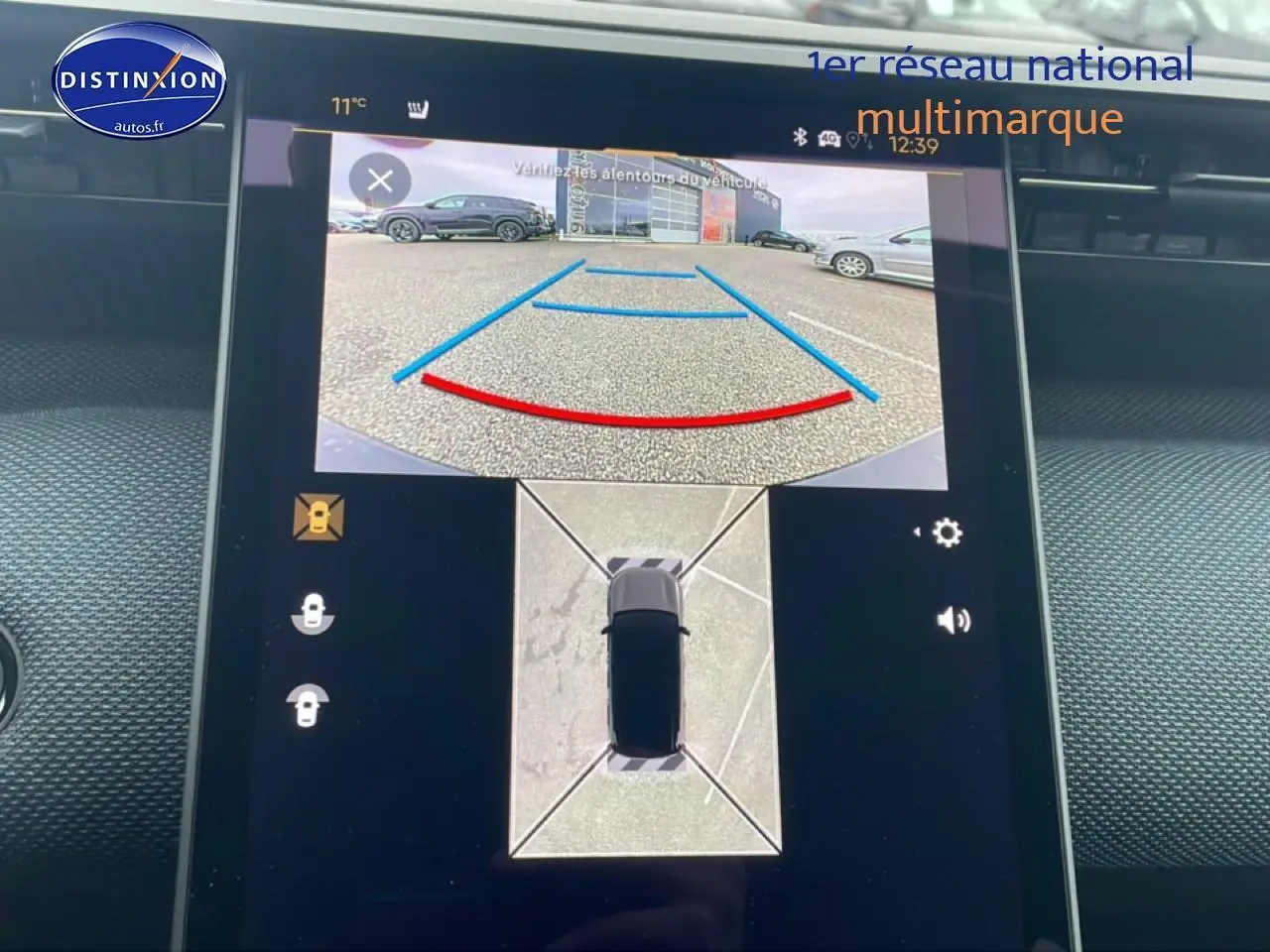 Écran tactile intérieur du Citroën C5 Aircross bleu montrant la caméra de recul et vue panoramique 360° du véhicule.