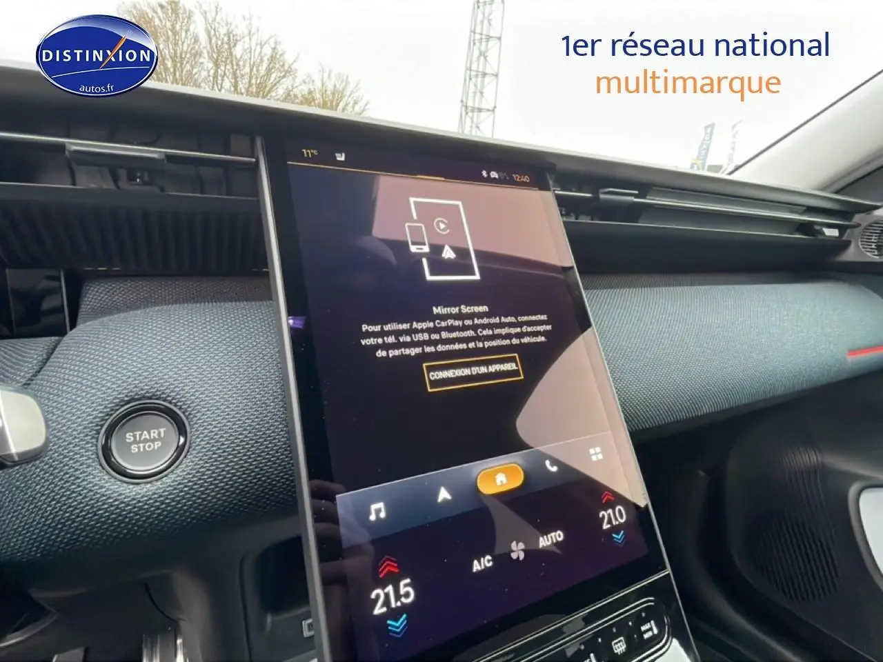 Vue intérieure du tableau de bord du Citroën C5 Aircross bleu 2026, écran tactile vertical et bouton start/stop visibles.