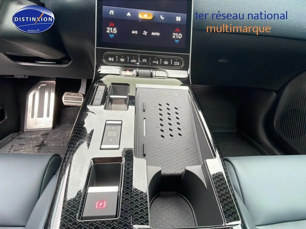 Vue rapprochée de la console centrale noire brillante du Citroën C5 Aircross avec écran tactile et commandes de climatisation.