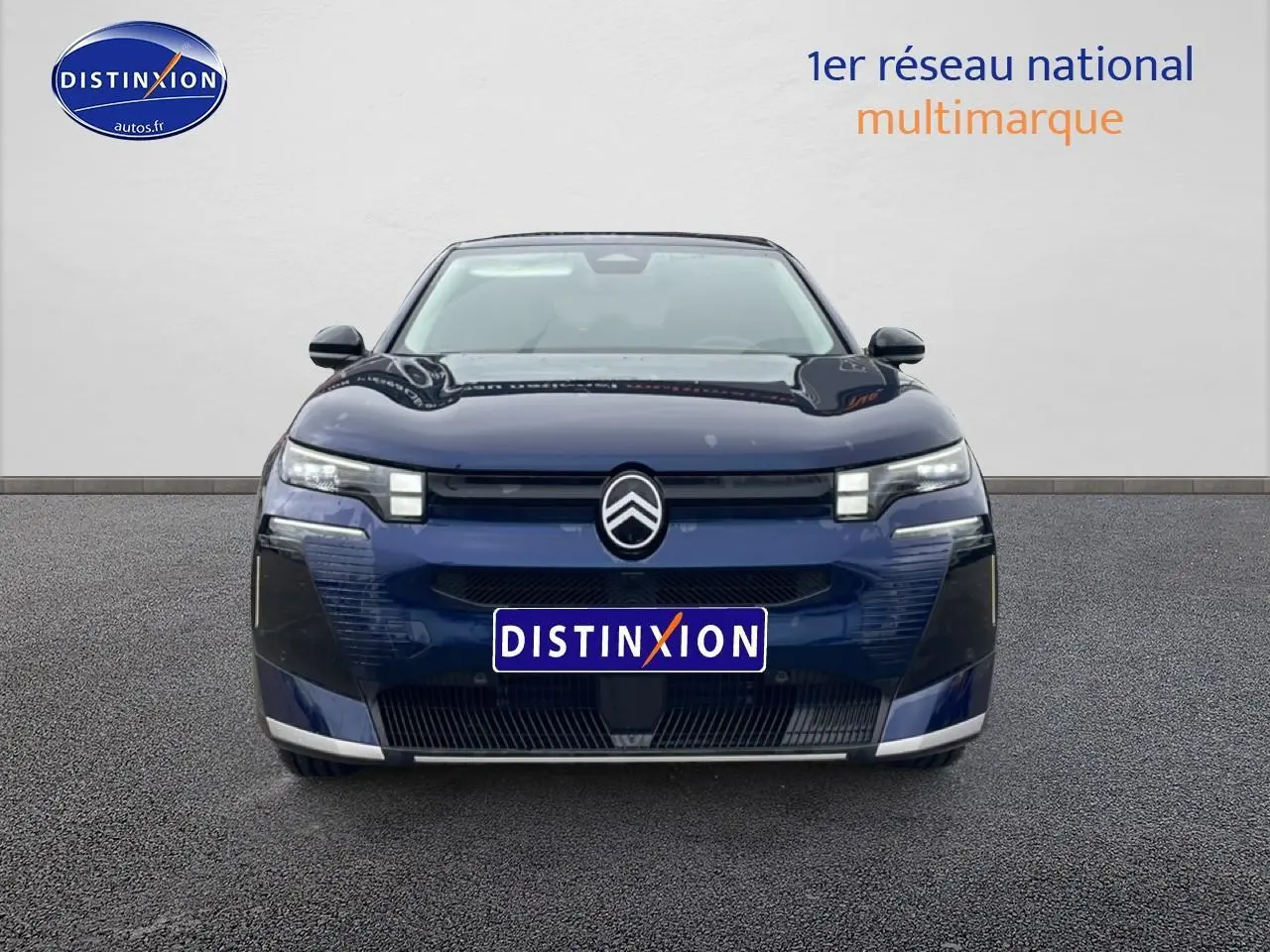 Vue frontale d'un Citroën C5 Aircross bleu 2026 avec calandre moderne et phares LED distinctifs.