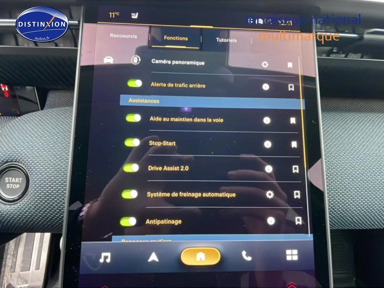Écran tactile central affichant les assistances de conduite du Citroën C5 Aircross bleu, vue intérieure avant.
