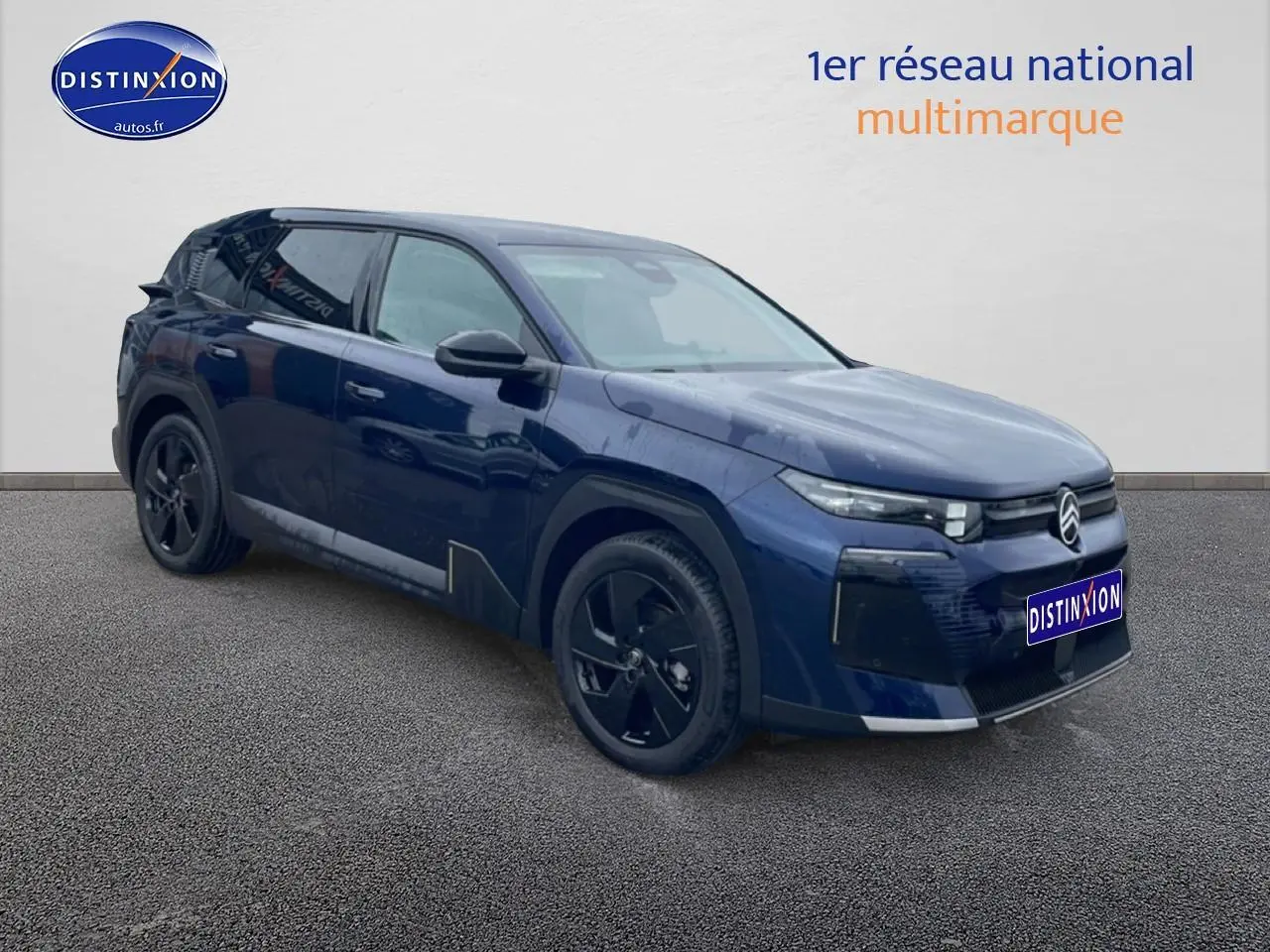 Citroën C5 Aircross bleu en 3/4 avant droit avec jantes noires et calandre distinctive.