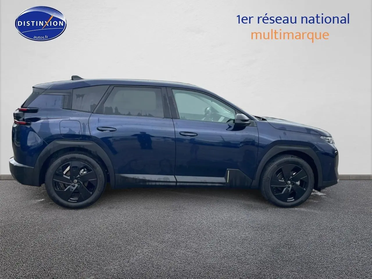 Profil côté gauche d'un Citroën C5 Aircross bleu 2026 avec jantes noires et vitres arrière teintées.