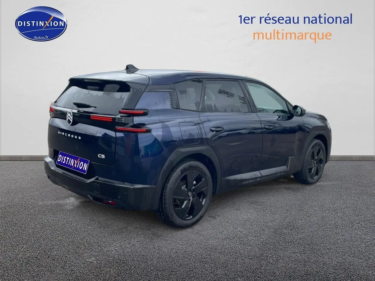 Vue 3/4 arrière droite d'un Citroën C5 Aircross bleu 2026 avec feux arrière LED et jantes noires distinctives.