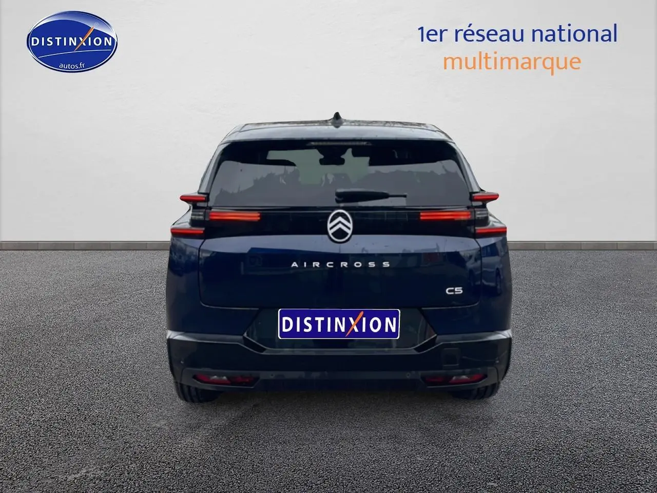 Vue arrière d'un Citroën C5 Aircross bleu 2026 avec feux LED horizontaux et logo central blanc.