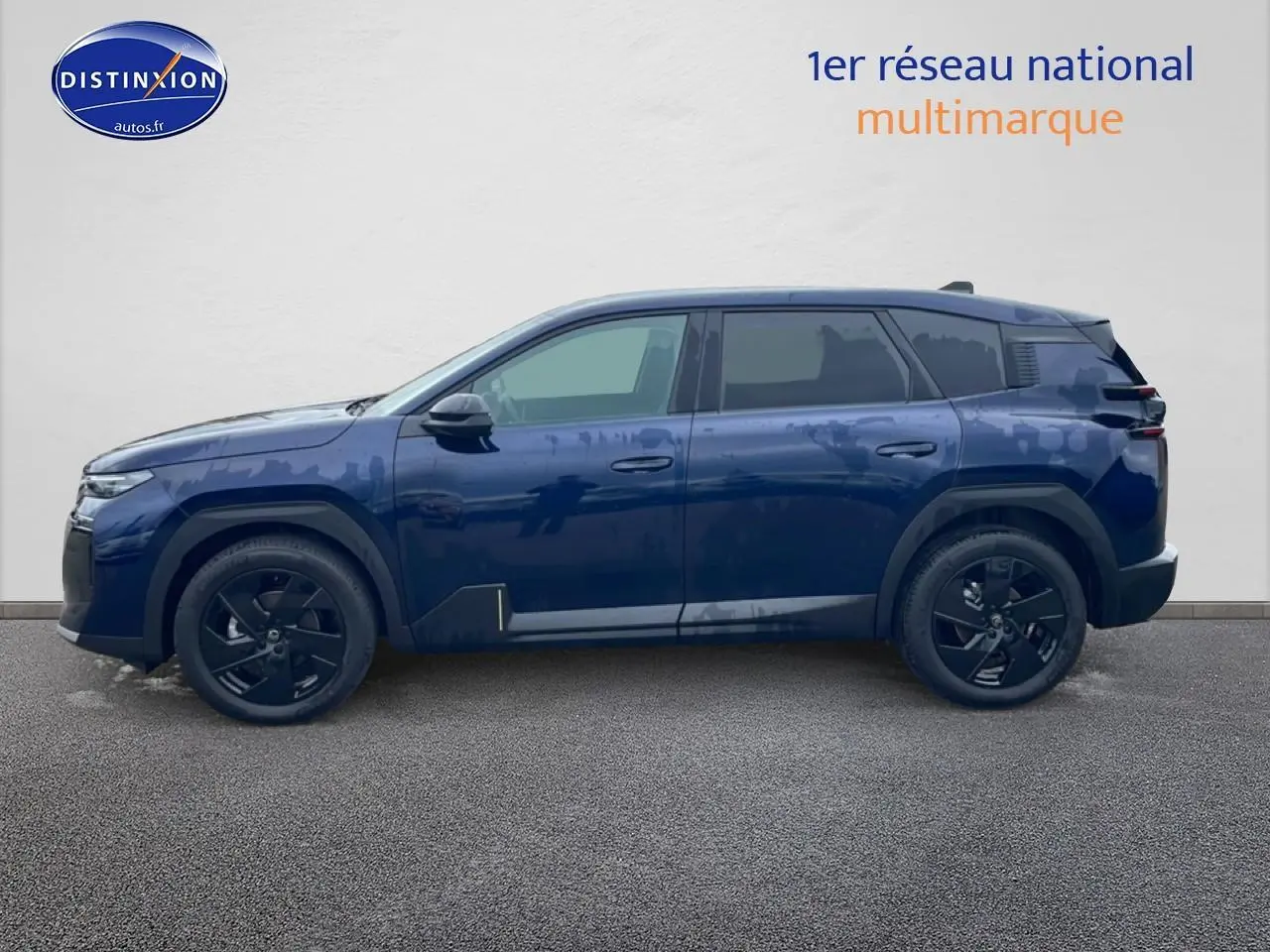 Vue latérale droite d'un Citroën C5 Aircross bleu 2026 avec jantes noires et vitres arrière teintées.