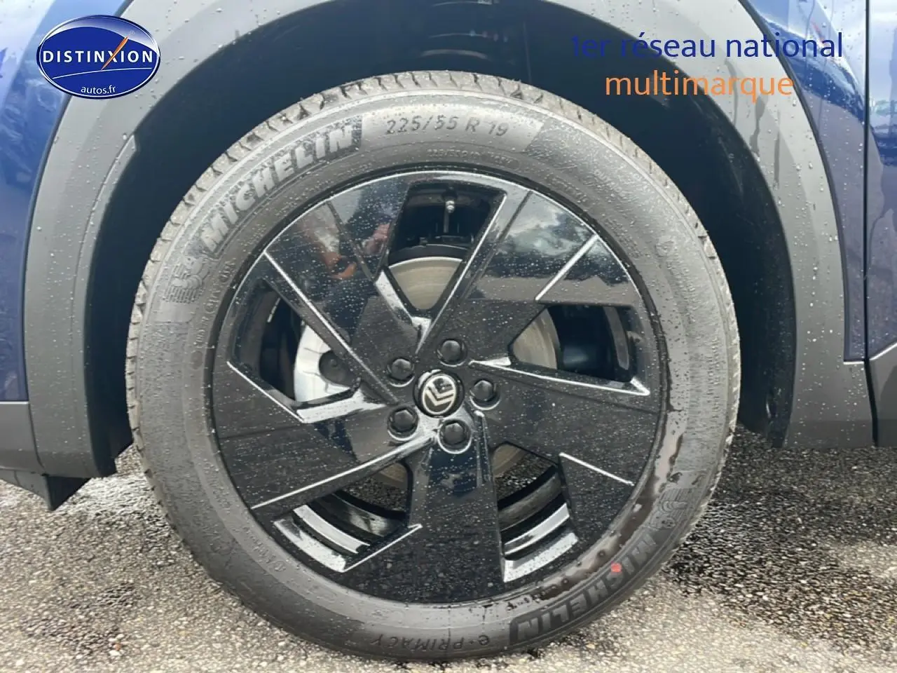 Gros plan sur la roue avant gauche noire et jante 19 pouces du Citroën C5 Aircross bleu 2026.