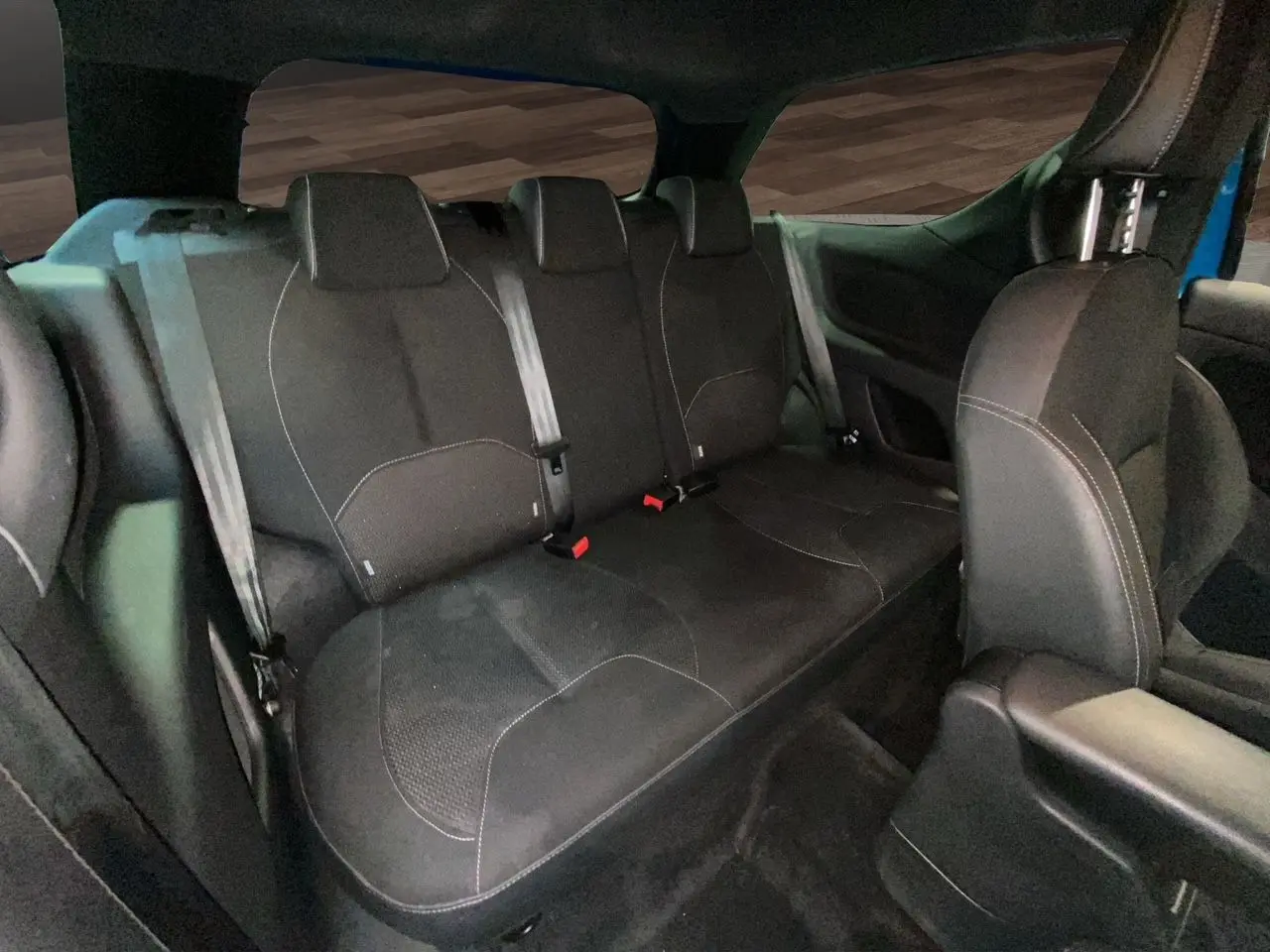 Vue intérieure arrière montrant la banquette arrière en tissu noir de la Citroën DS3 2011, version 1.6 e-HDI.