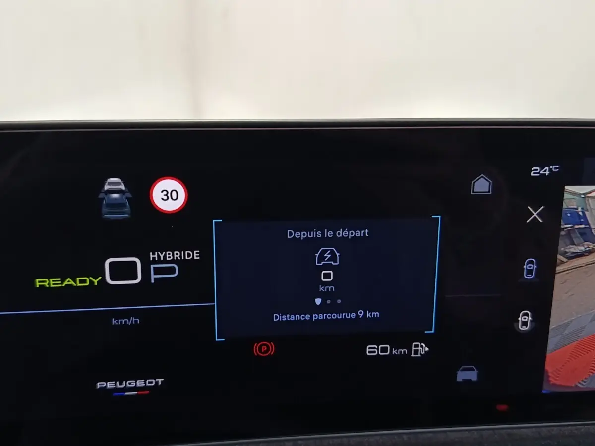 Affichage multifonctions numérique du Peugeot 5008 hybride rechargeable, avec indication de vitesse et caméra de recul.