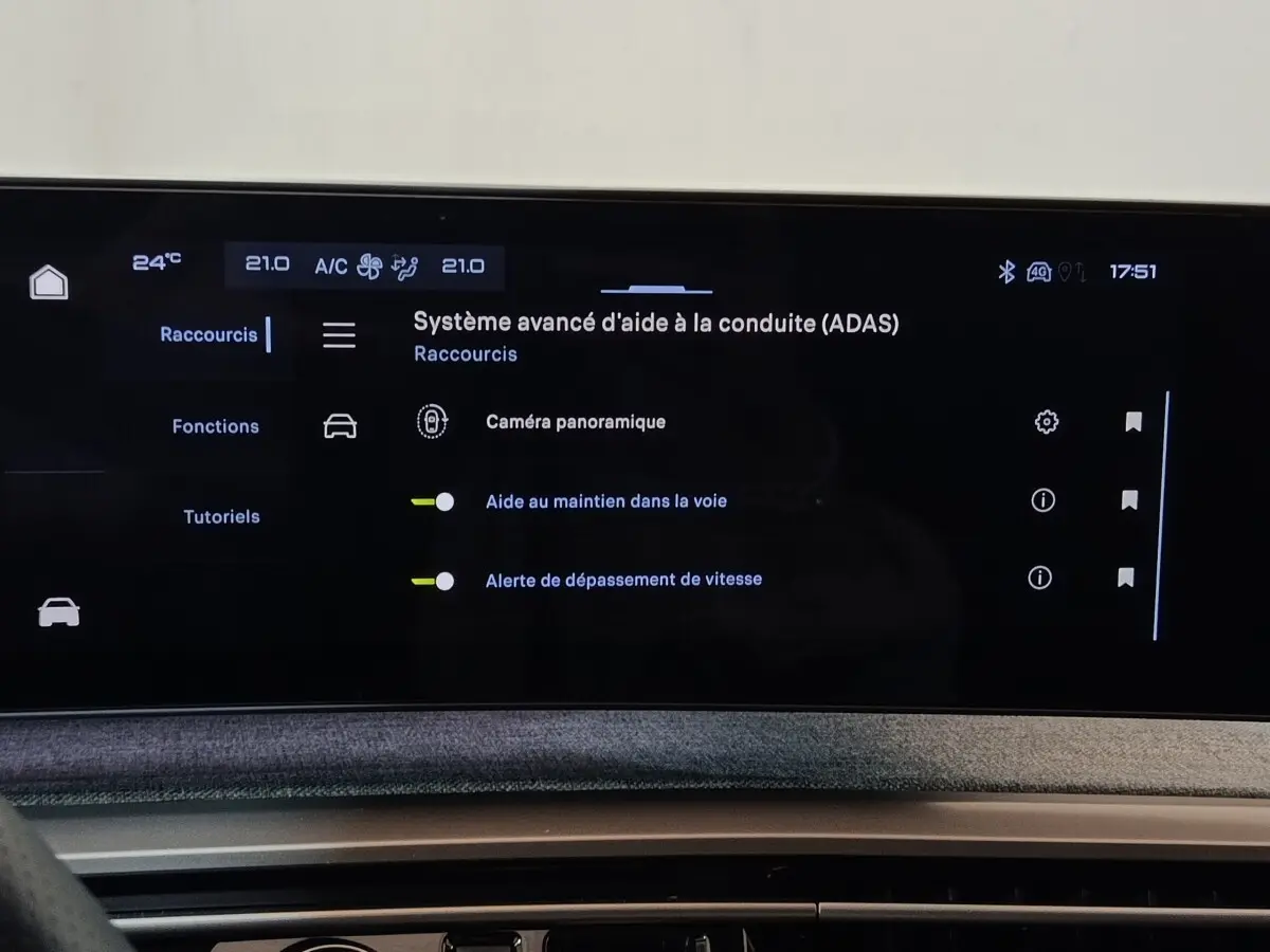 Écran tactile central affichant le système avancé d'aide à la conduite du Peugeot 5008 hybride rechargeable 2026.