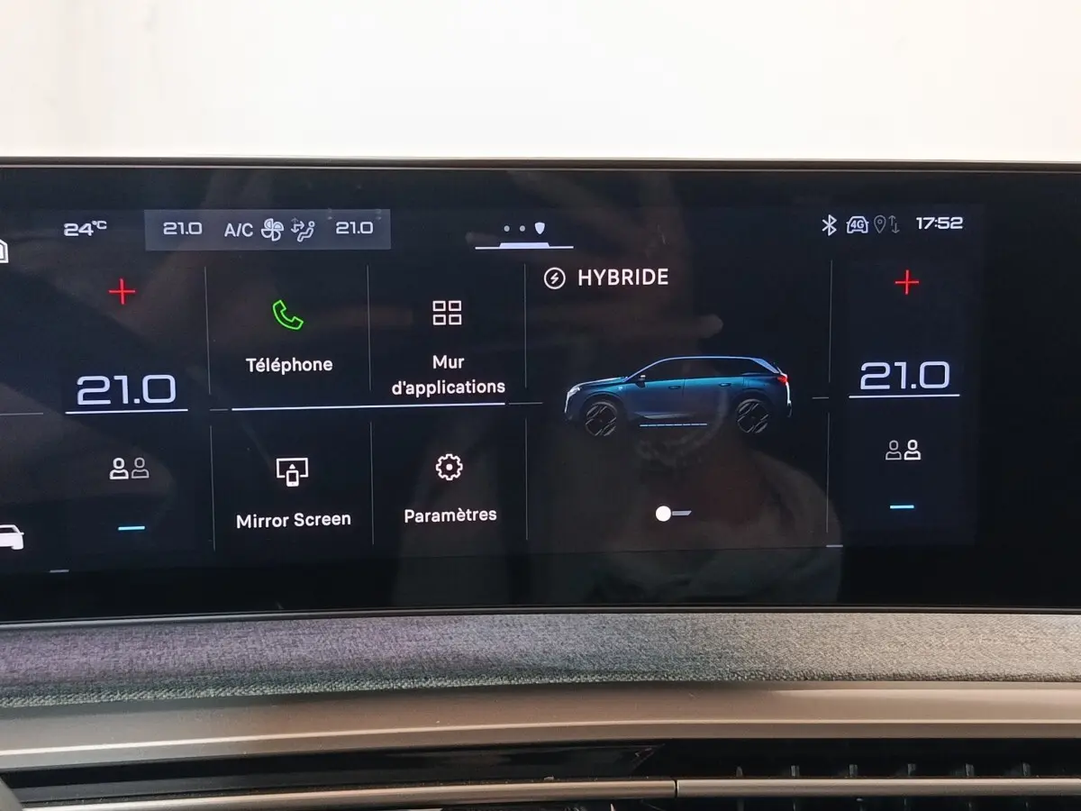 Écran tactile central du tableau de bord du Peugeot 5008 hybride rechargeable, affichage multifonctions en mode hybride.