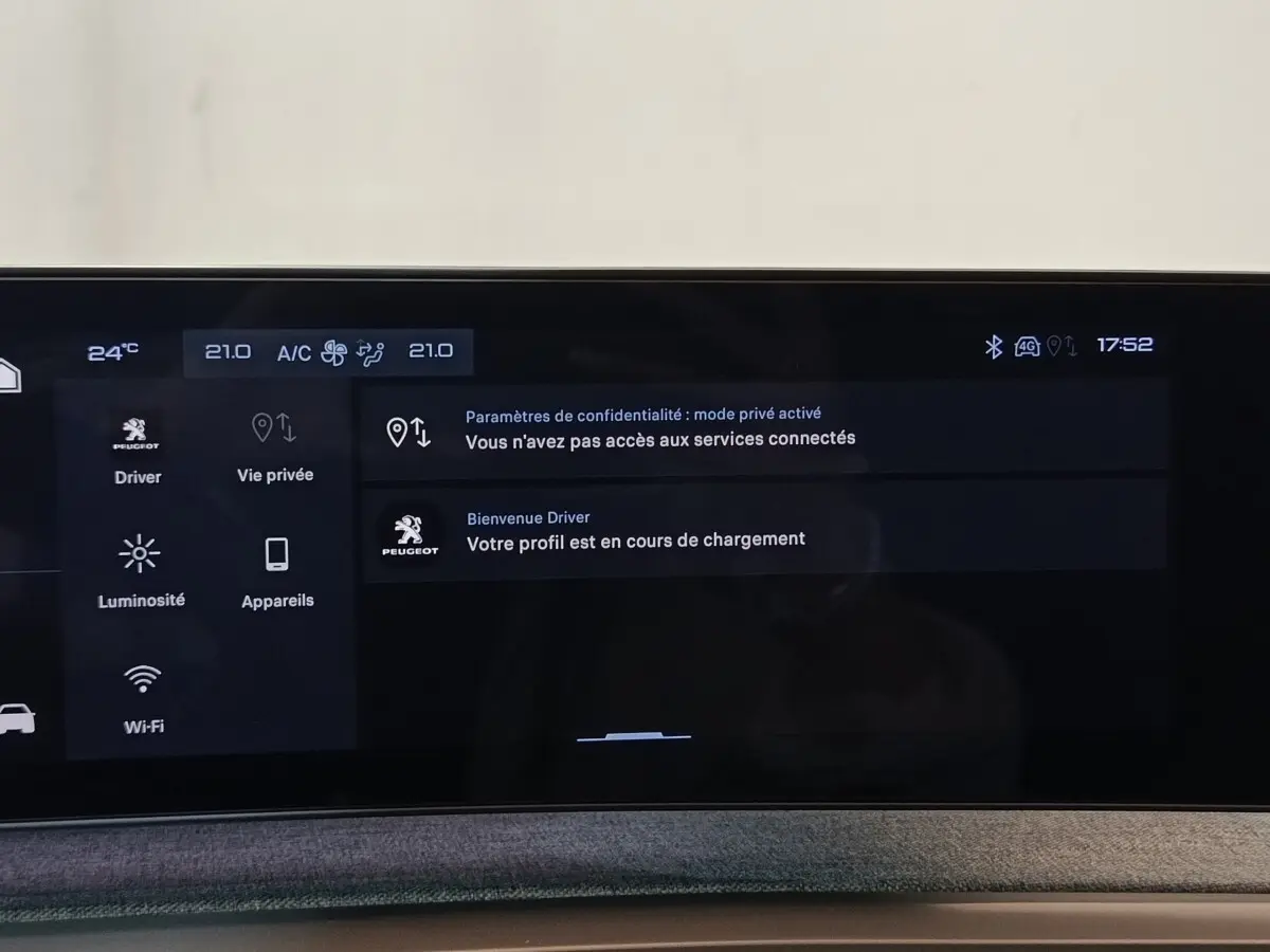 Écran tactile central de la Peugeot 5008 gris clair affichant les paramètres de confidentialité et profil conducteur.