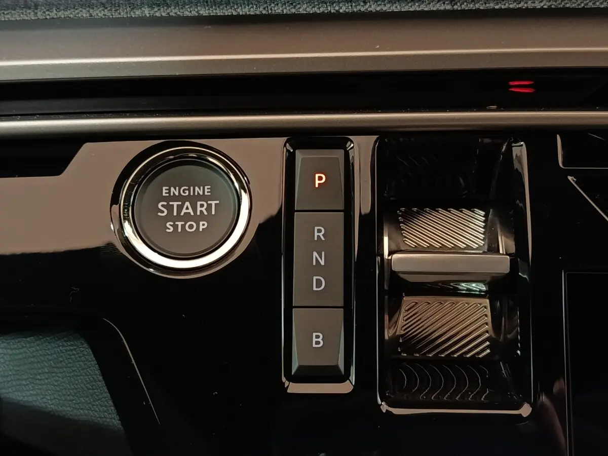 Détail intérieur montrant le bouton start/stop et la commande de boîte automatique du Peugeot 5008 gris clair 2026.