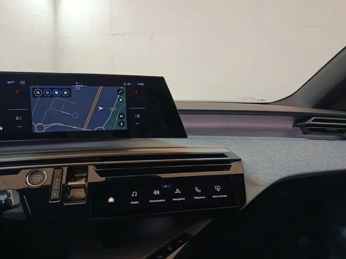Tableau de bord intérieur du Peugeot 5008 2026, vue de face, avec écran tactile de navigation et commandes numériques.