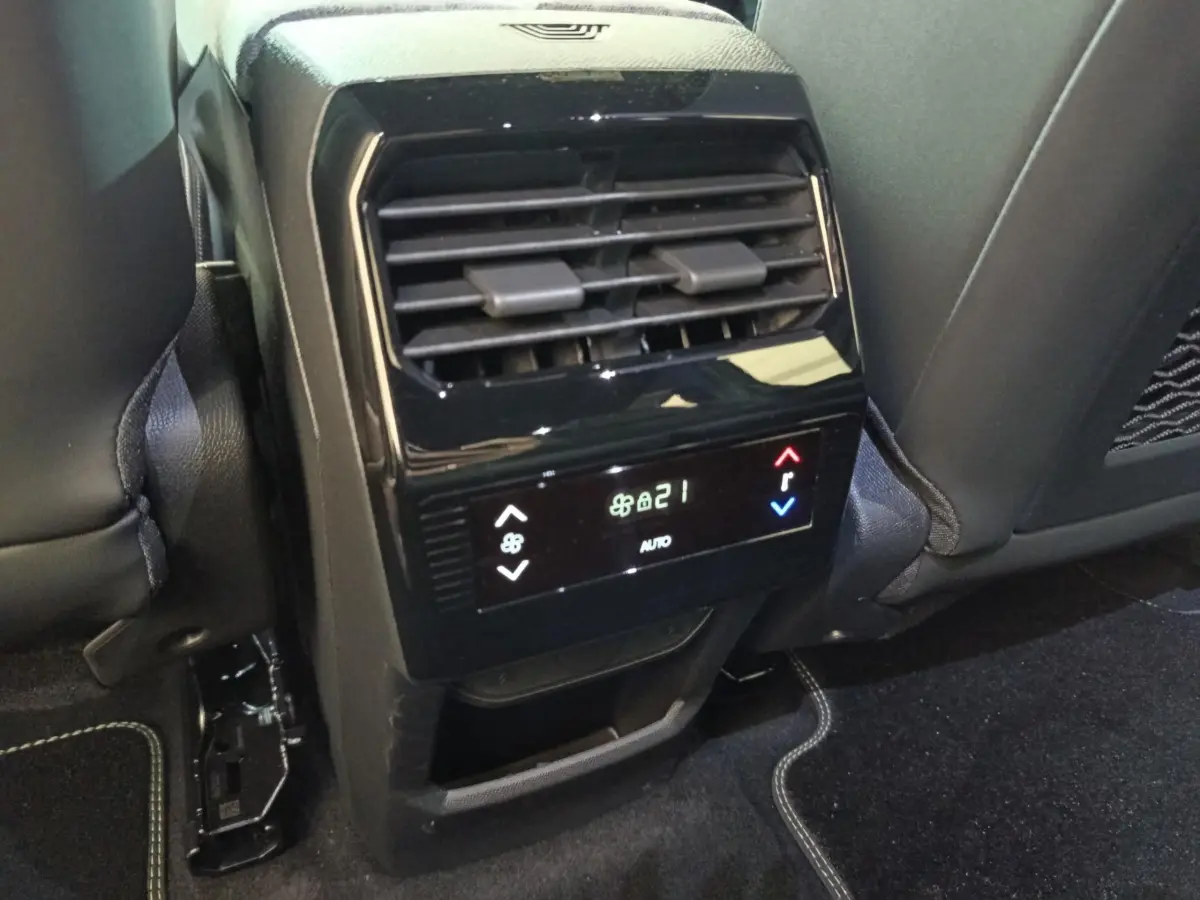 Vue rapprochée de la commande de climatisation arrière noire du Peugeot 5008 gris clair, avec affichage digital à 21°C.