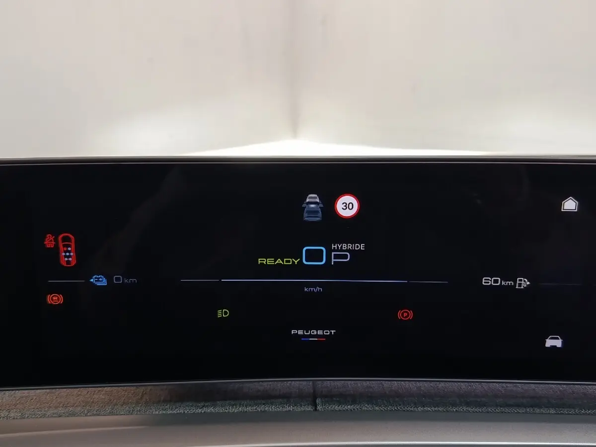 Affichage numérique du tableau de bord du Peugeot 5008 hybride, avec indication vitesse et mode prêt.