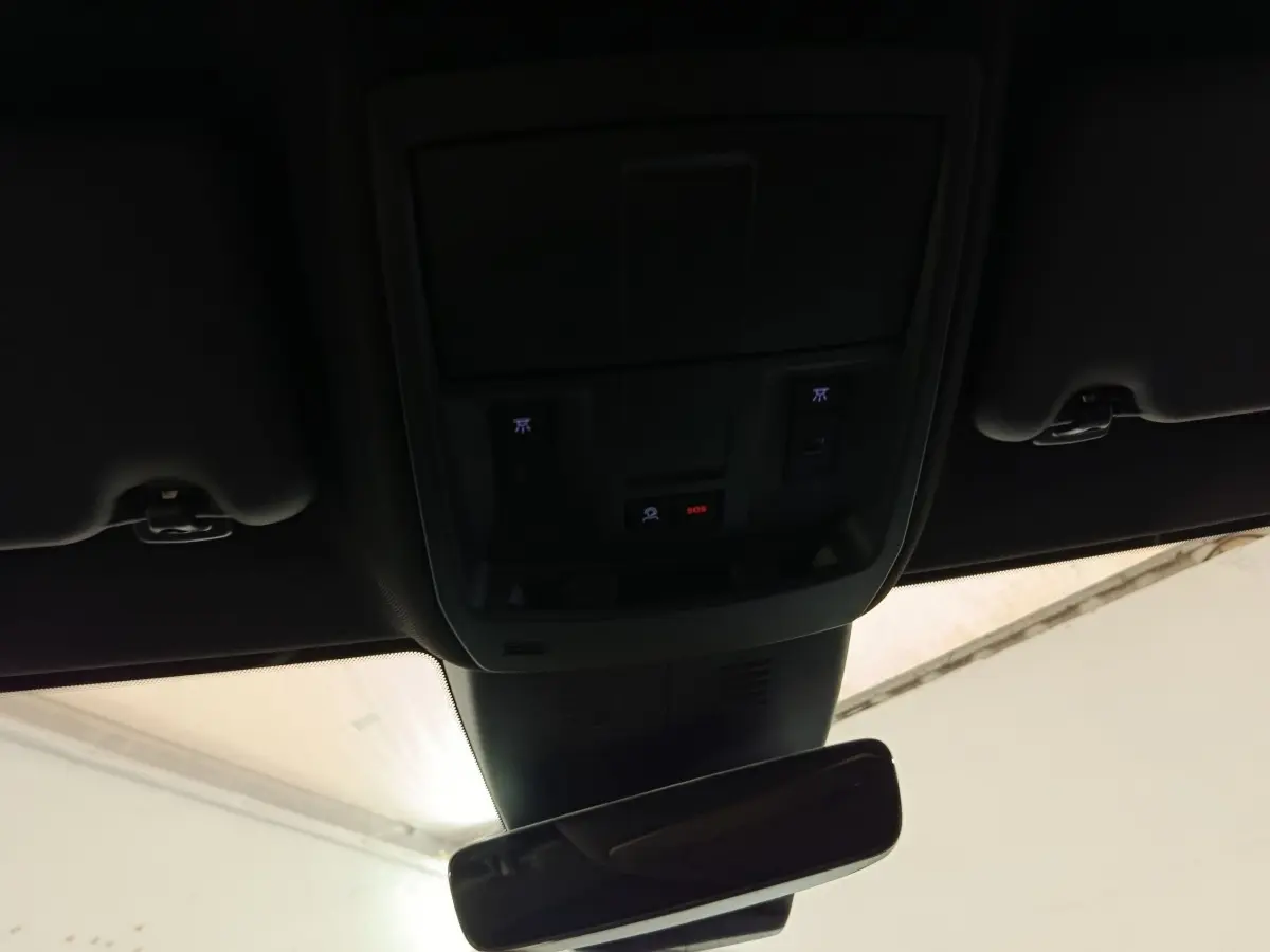 Vue intérieure du plafonnier et rétroviseur central du Peugeot 5008 gris clair, version hybride rechargeable 2026.
