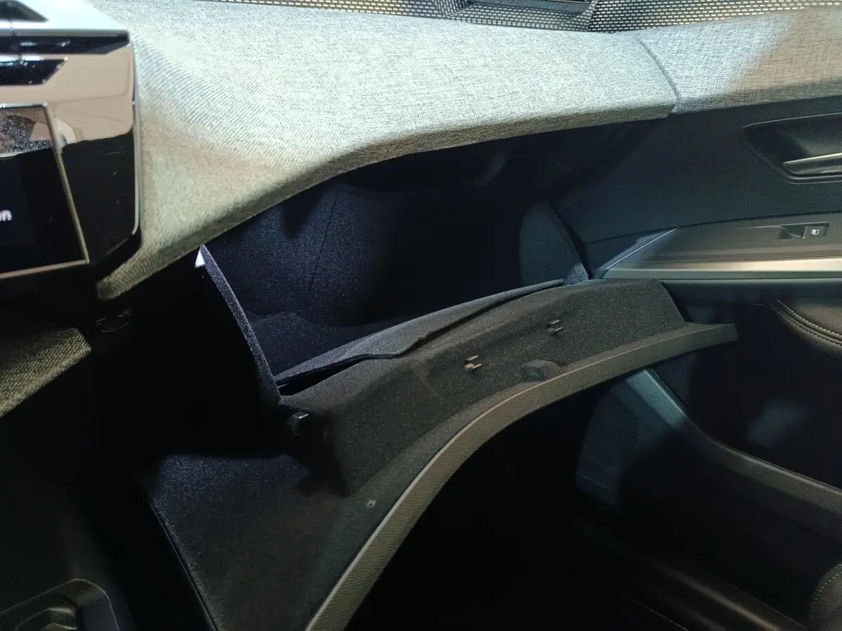 Vue intérieure côté passager du Peugeot 5008 1.6 PHEV 195 E-DCS7 GT 2026, boîte auto, boîte à gants ouverte.