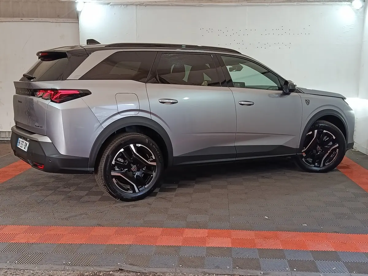 Peugeot 5008 gris clair vue de profil côté droit, avec jantes noires et feux arrière LED distinctifs.