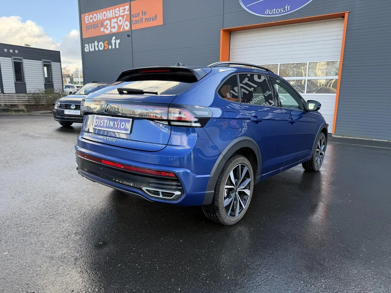 Volkswagen Taigo bleu récif métallisé vu 3/4 arrière droit avec jantes alliage noires brillantes Misano