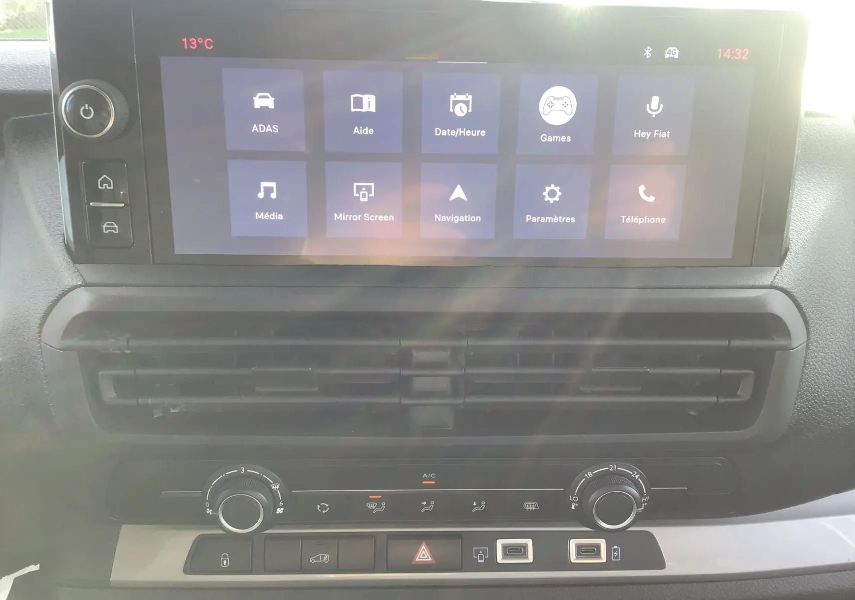 Vue rapprochée de l’écran tactile central et de la console de climatisation du Fiat Scudo Fourgon blanc 2024.