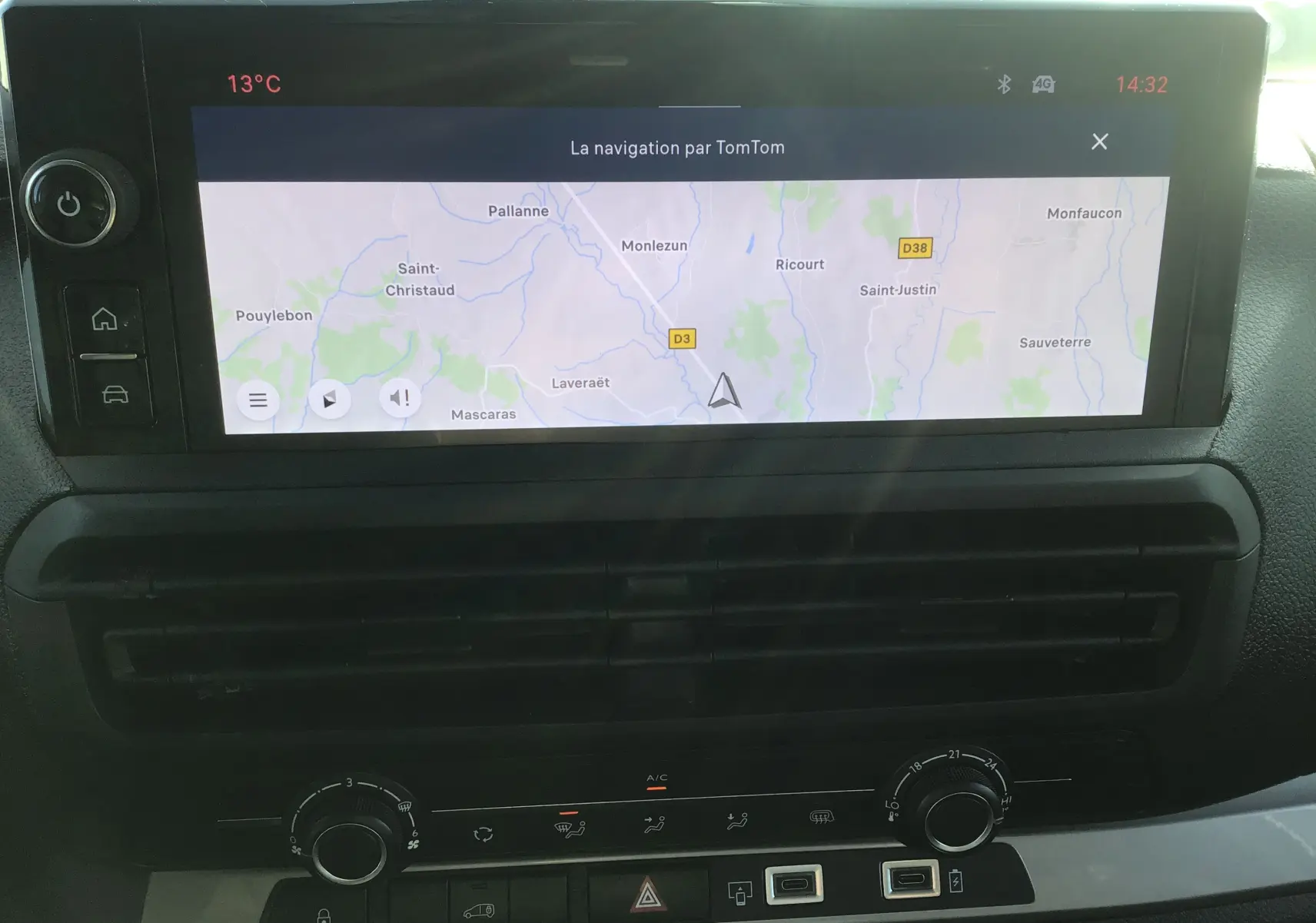 Vue intérieure du tableau de bord du FIAT Scudo Fourgon blanc 2024, avec écran tactile de navigation TomTom et commandes climatisation.
