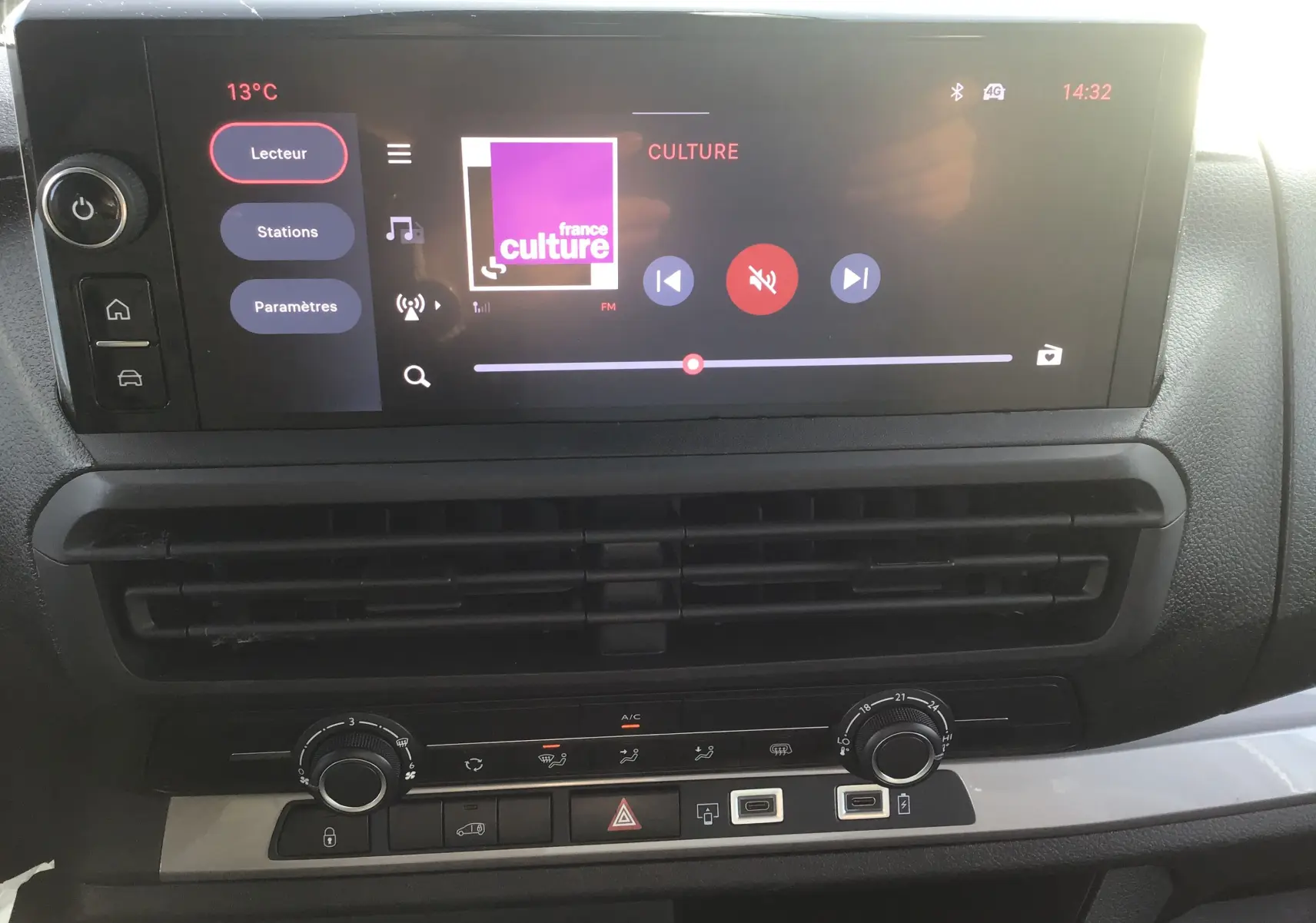 Gros plan sur l’écran tactile central et la console de commande du Fiat Scudo Fourgon blanc 2024 avec climatisation et connectivité.