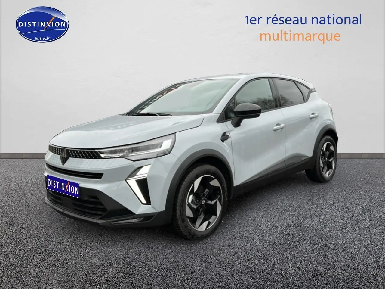 Renault Captur gris rafale en 3/4 avant droit, avec jantes alu noires et détails noirs contrastants.