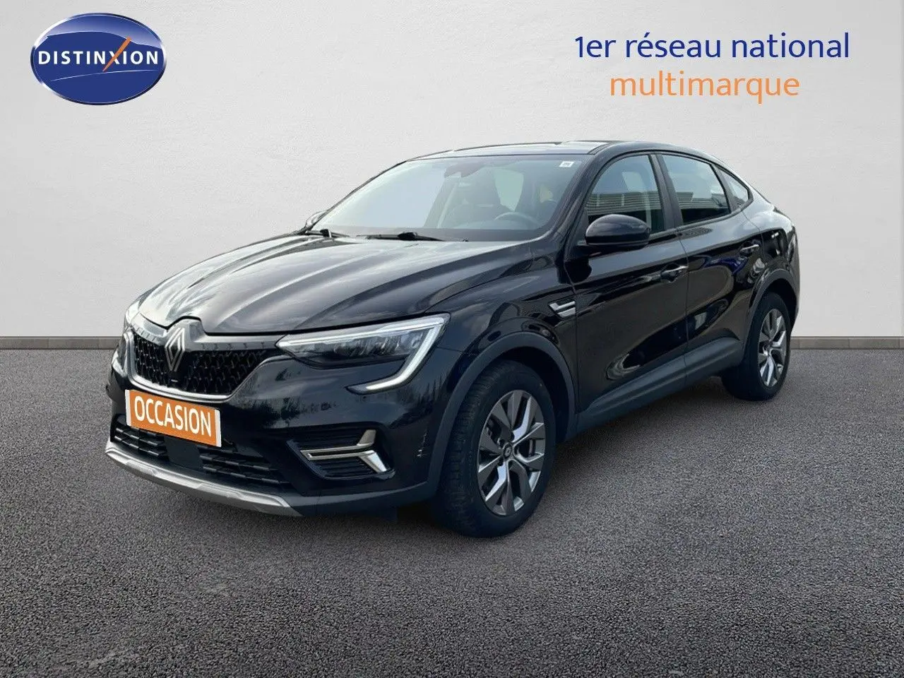 Renault Arkana noir métal en 3/4 avant droit, SUV hybride avec calandre marquée et jantes alliage.