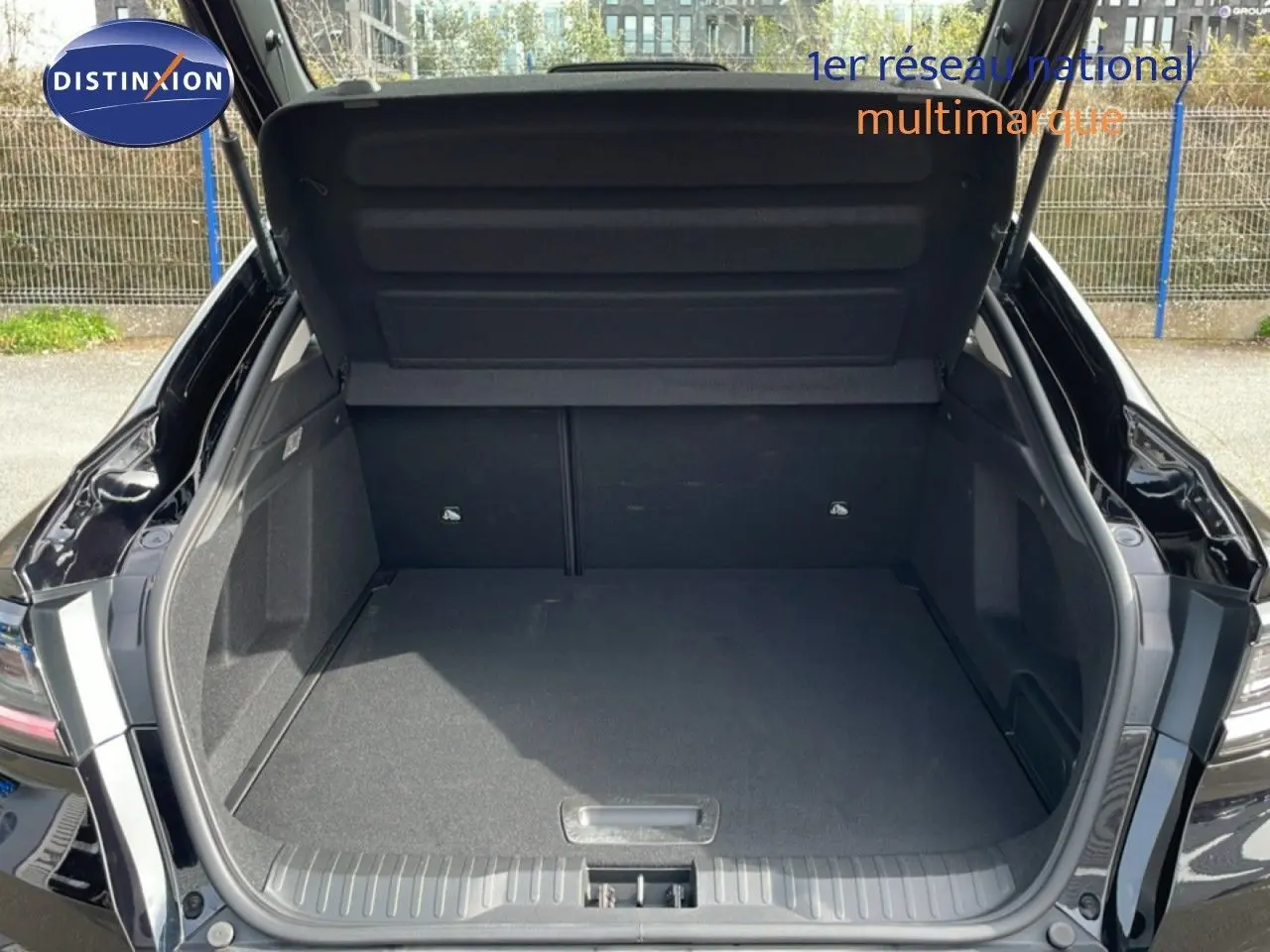 Coffre ouvert en vue arrière d’un Renault Arkana noir métal 2024, espace de chargement vide et propre.