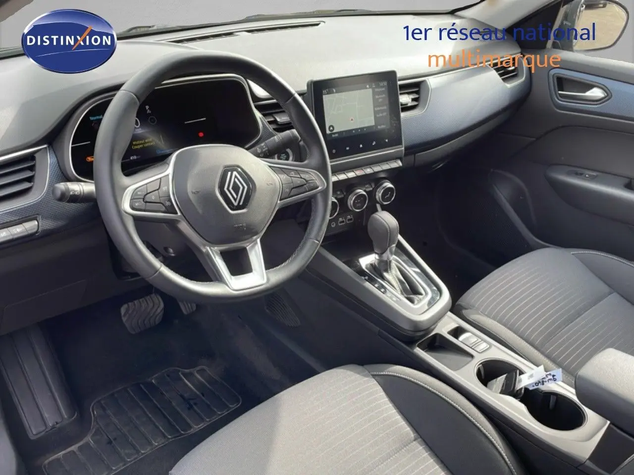 Vue intérieure avant du Renault Arkana 2024 noir métal, montrant le volant multifonction, l'écran tactile central et la console avec boîte automatique.