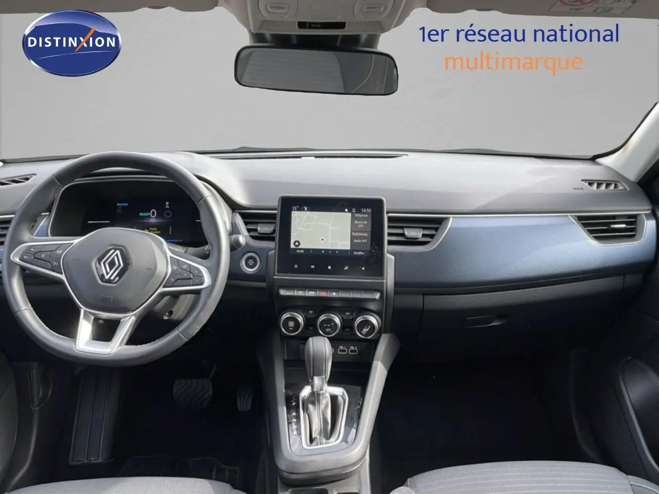 Vue intérieure avant du tableau de bord noir et gris du Renault Arkana 2024 avec écran tactile central et volant multifonction.