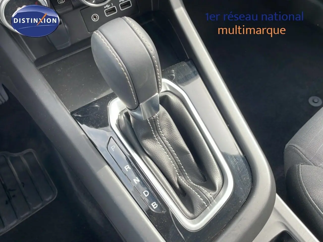 Gros plan sur la commande de boîte automatique noire du Renault Arkana 1.6 E-TECH Full Hybrid 2024, intérieur tissu gris.