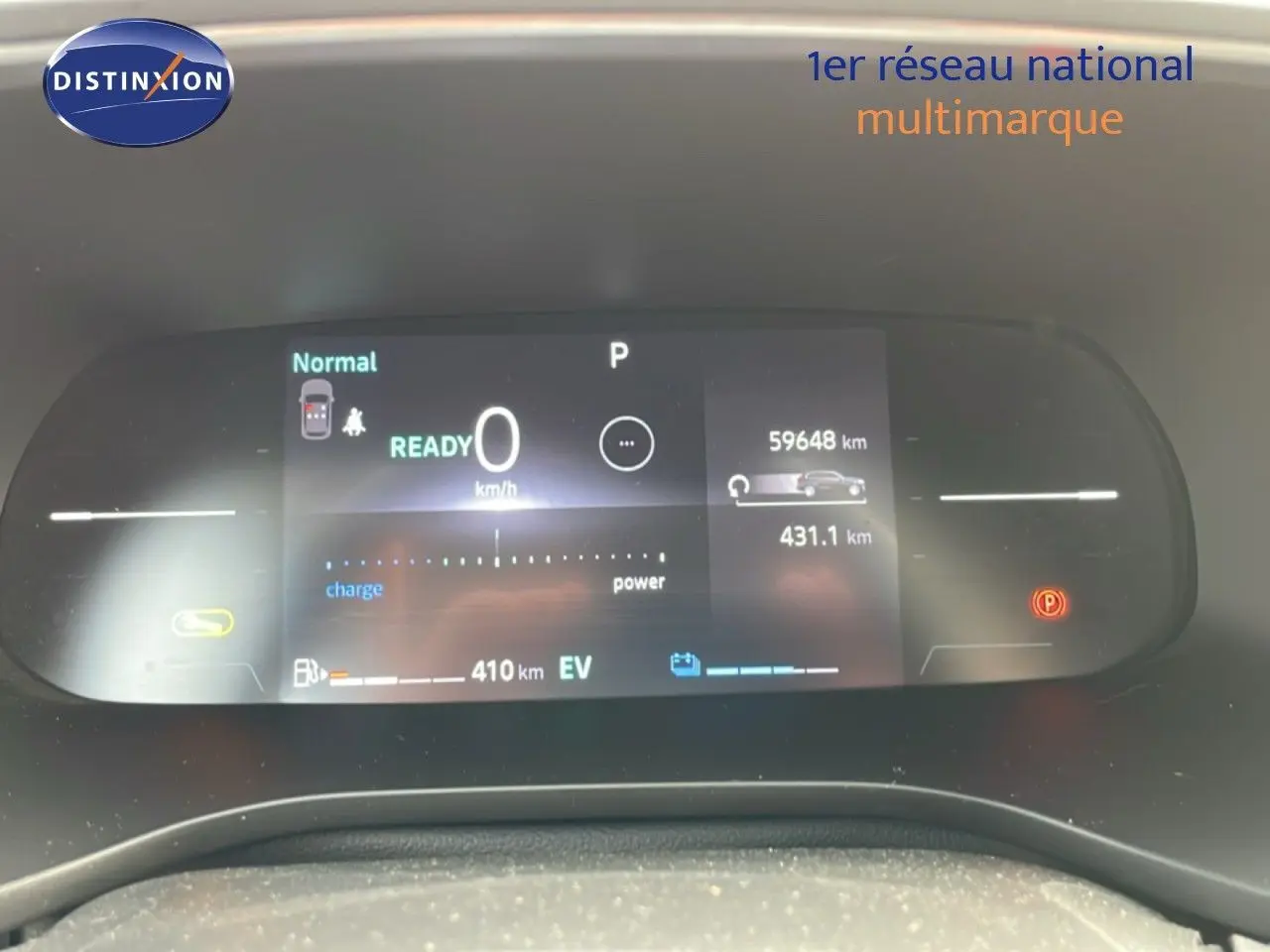Tableau de bord numérique du Renault Arkana 2024, affichant la vitesse à 0 km/h et l'autonomie électrique.