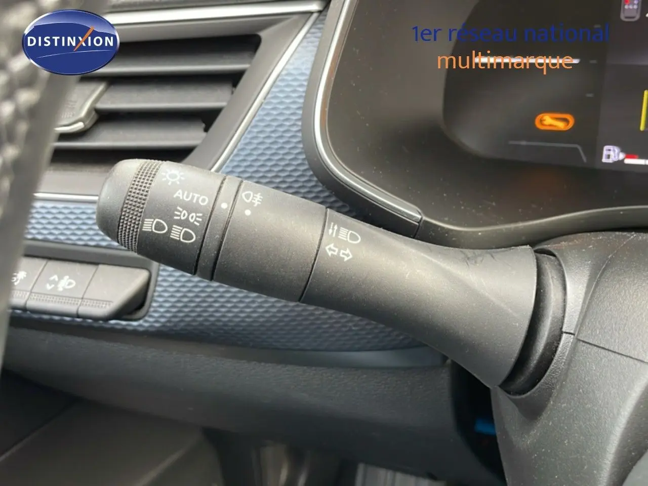 Détail du commodo d'éclairage côté gauche dans l'habitacle du Renault Arkana noir métal 2024.