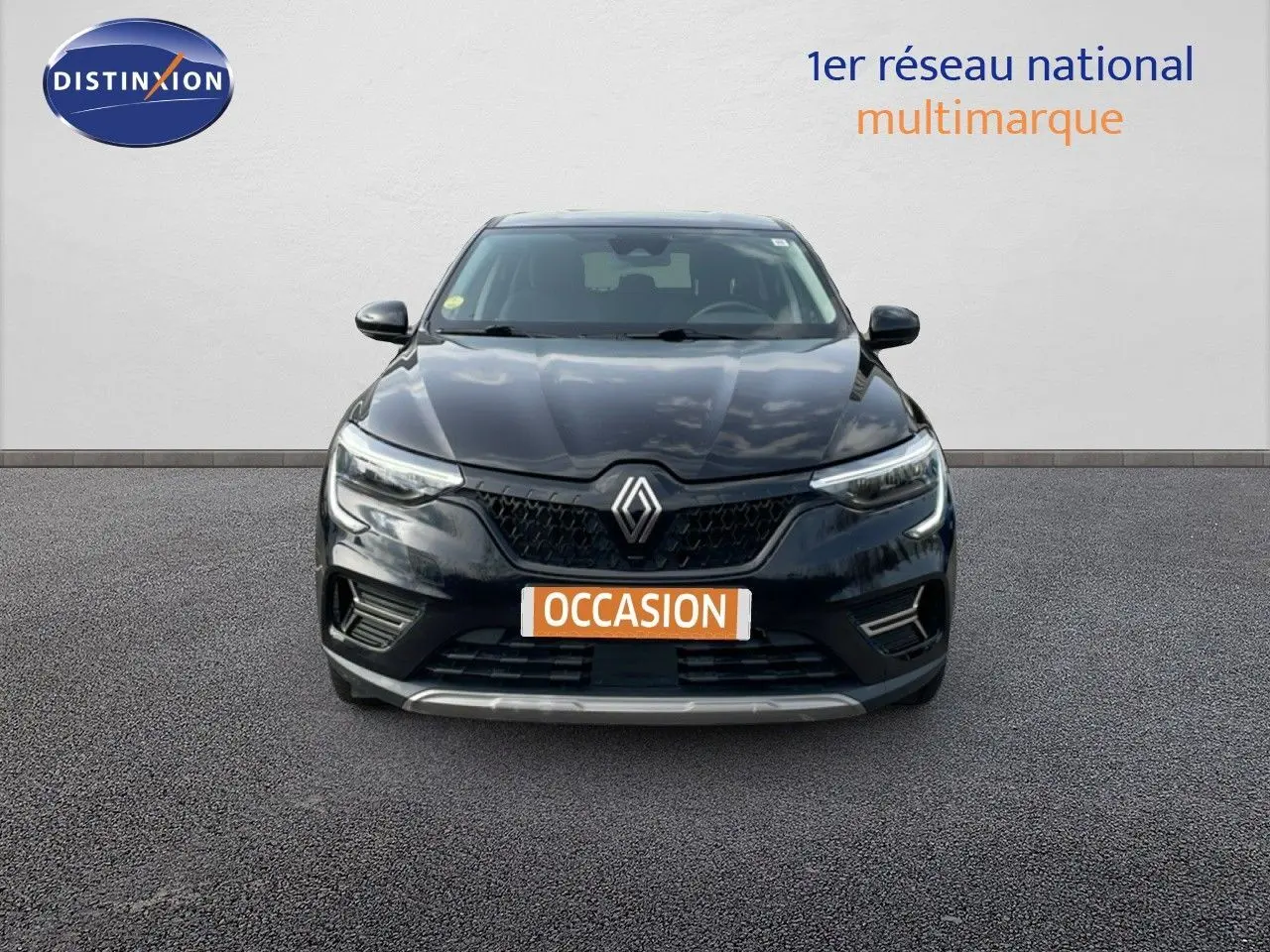 Vue avant d’un Renault Arkana noir métal 2024 avec calandre et phares LED distinctifs, sur fond neutre.