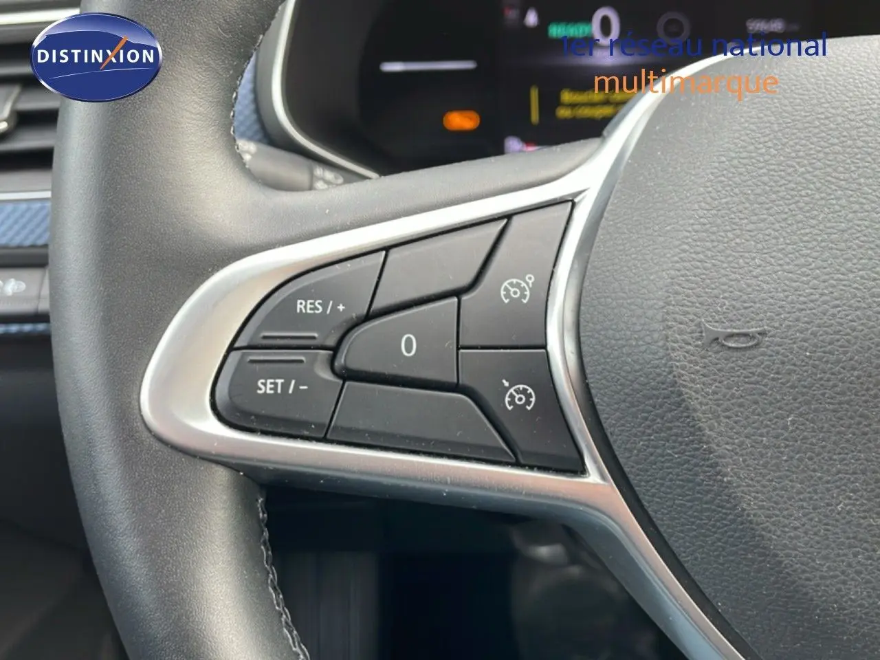 Gros plan sur les commandes au volant côté gauche du Renault Arkana noir métal, avec boutons de régulateur de vitesse.