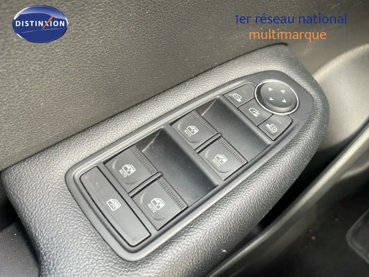 Gros plan sur les commandes de lève-vitres et rétroviseurs côté conducteur d'une Renault Arkana noire 2024.