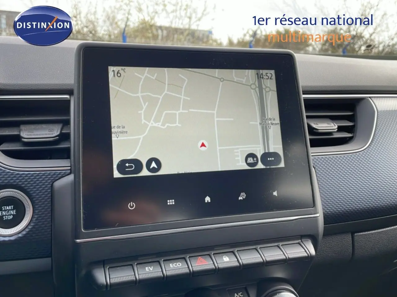 Vue intérieure centrée sur l'écran tactile du système de navigation du Renault Arkana noir métal 2024.