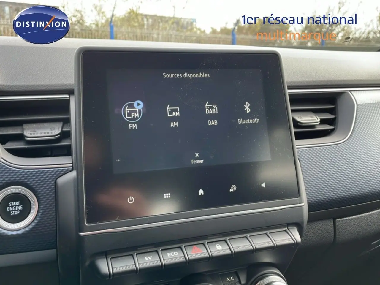 Écran tactile central avec options FM, AM, DAB et Bluetooth dans l’habitacle noir du Renault Arkana 2024.