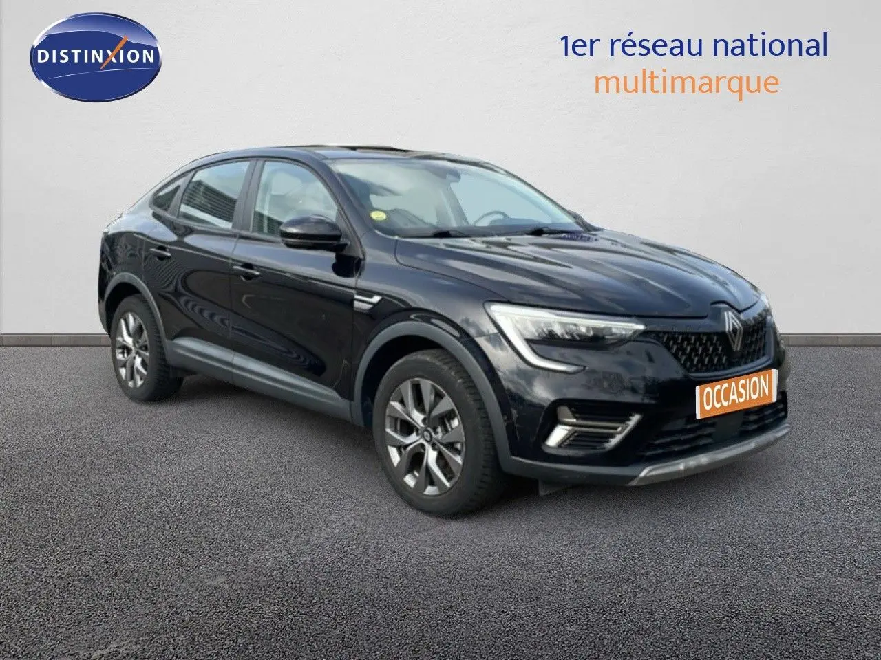 Renault Arkana noir métal en 3/4 avant droit, SUV hybride avec jantes alliage et calandre distinctive.