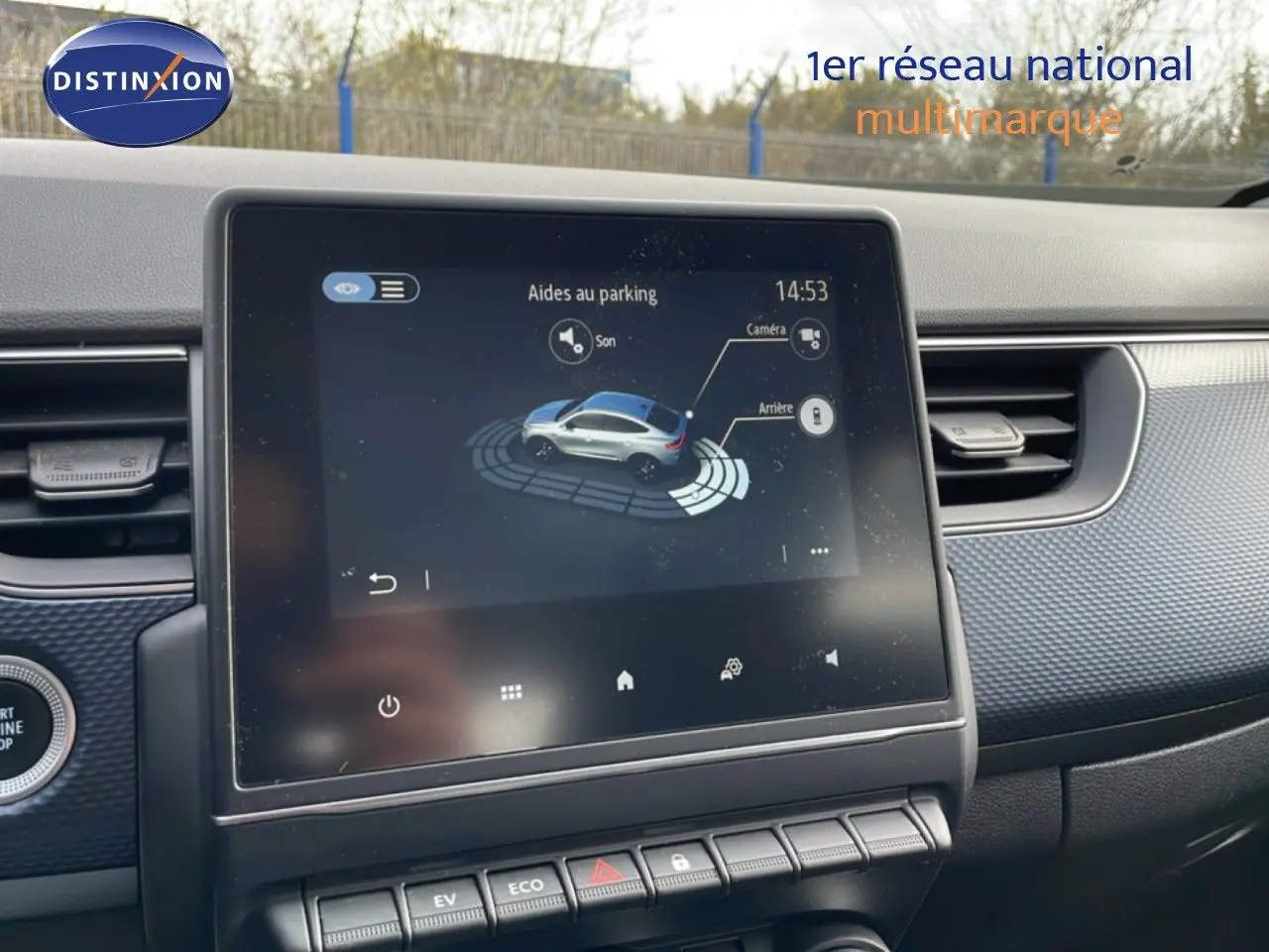 Écran tactile central affichant l’aide au parking dans l’habitacle du Renault Arkana noir métal 2024.