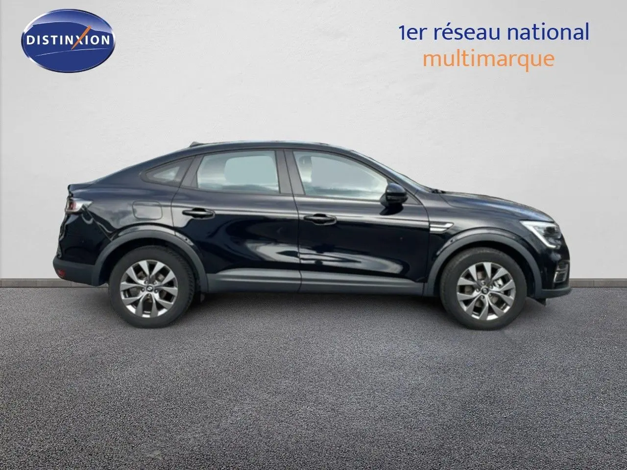 Profil côté gauche du Renault Arkana noir métal 2024, mettant en valeur sa silhouette dynamique et ses jantes alliage.