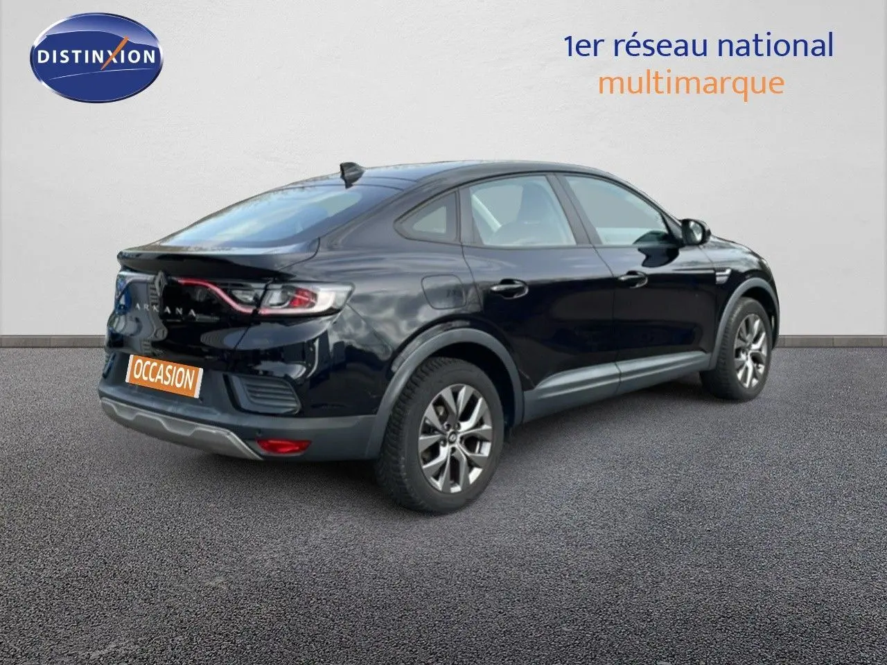 Vue 3/4 arrière droite d’un Renault Arkana noir métal 2024 avec feux LED et jantes alliage.