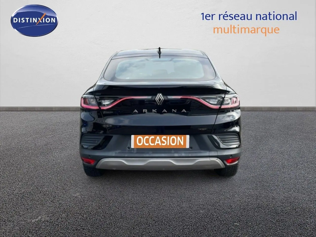 Vue arrière d'une Renault Arkana noire métal 2024 avec feux LED reliés par un bandeau lumineux rouge.