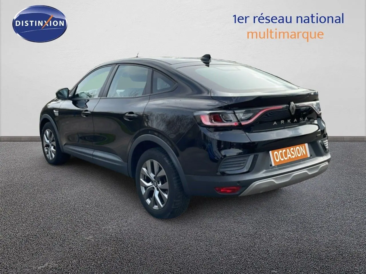 Renault Arkana noir métal en 3/4 arrière droit, mettant en valeur ses feux arrière LED et son design coupé SUV.