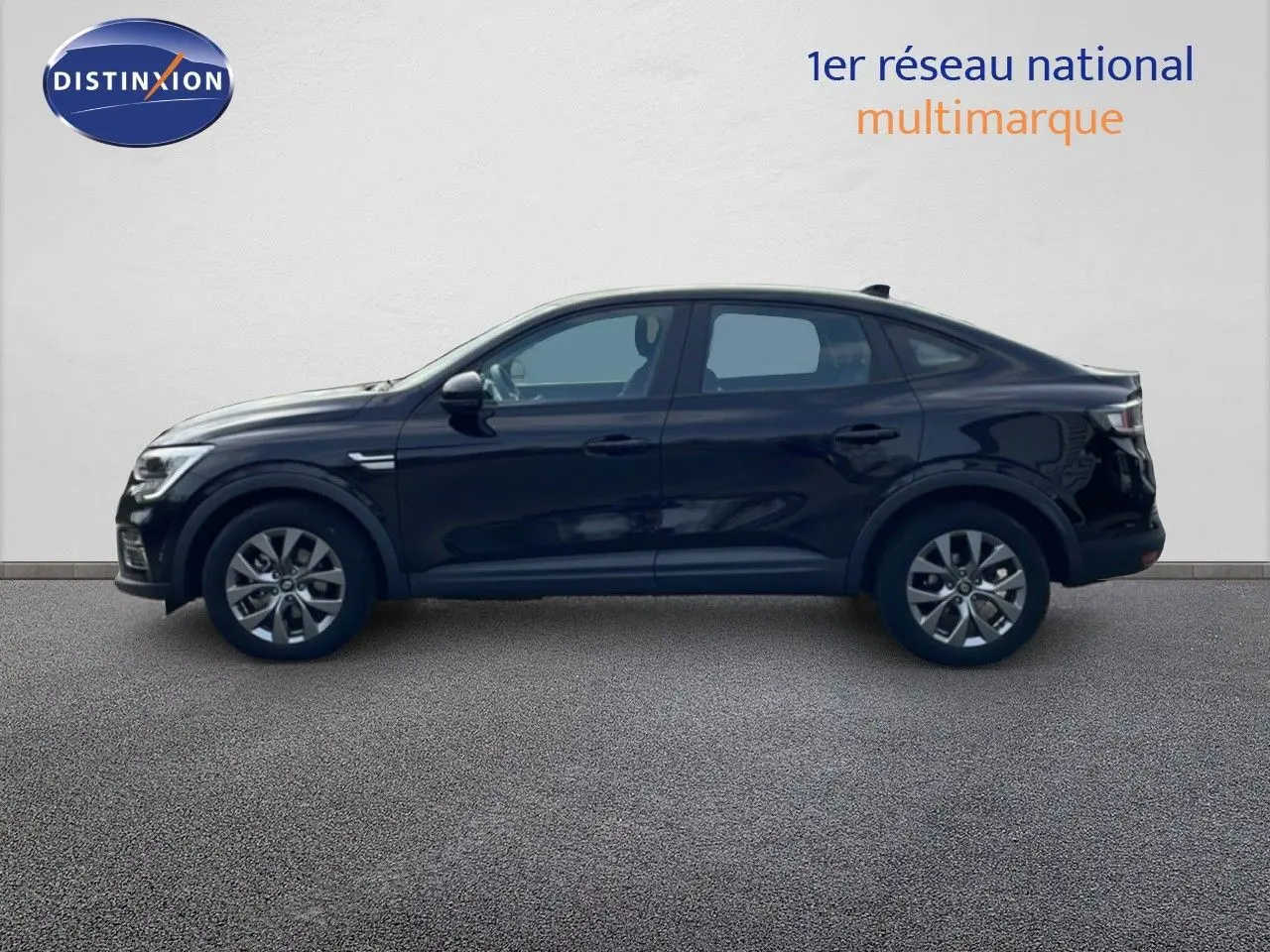 Profil côté gauche d'une Renault Arkana 2024 noir métal, version hybride avec jantes alliage et lignes fluides.